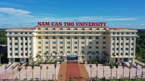 Medical students at Can Tho University teaching hospital